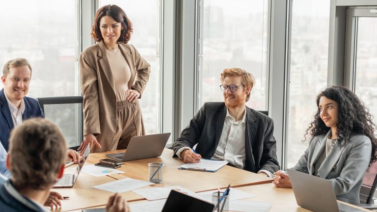 Ein Team von Fachleuten bei einem Geschäftstreffen, das Transparenz und Unternehmensführung symbolisiert.